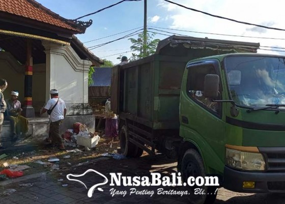 Nusabali.com - dlhk-kota-denpasar-bersihkan-sampah-berserakan-di-area-pura-sakenan