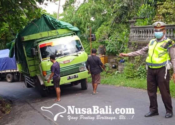 Nusabali.com - tak-kuat-nanjak-truk-muat-18-ton-nyaris-masuk-jurang