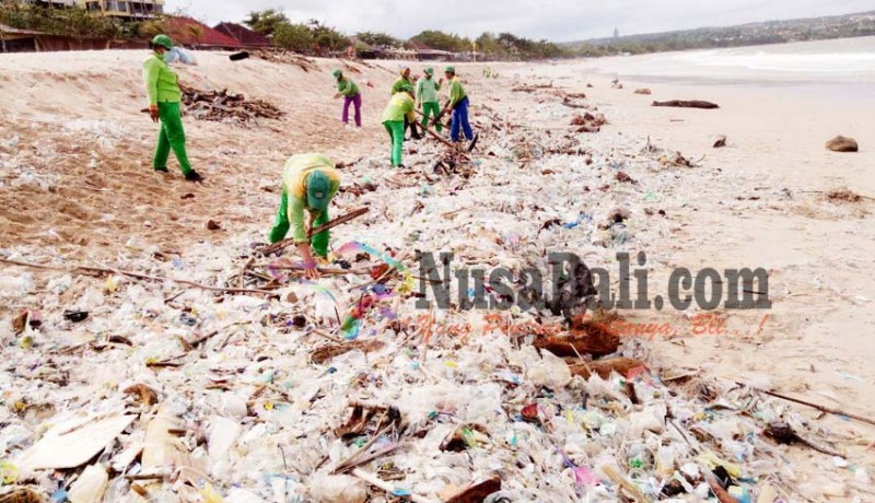 www.nusabali.com-sehari-5-ton-sampah-plastik-jejali-kedonganan