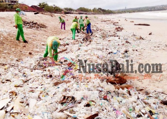 Nusabali.com - sehari-5-ton-sampah-plastik-jejali-kedonganan