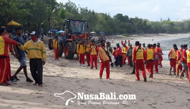 www.nusabali.com-dinas-lhk-dan-balawista-bersihkan-5-ton-sampah-di-pantai-kuta
