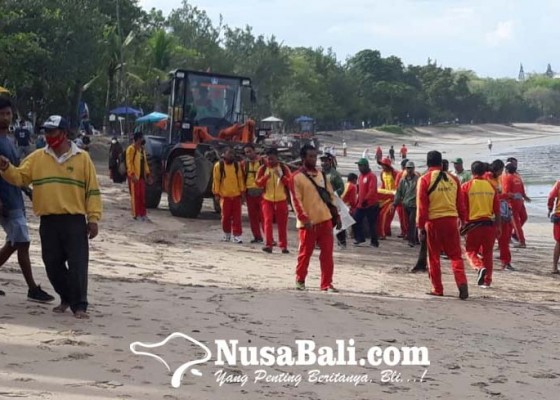 Nusabali.com - dinas-lhk-dan-balawista-bersihkan-5-ton-sampah-di-pantai-kuta