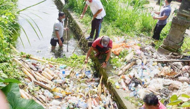 www.nusabali.com-sumber-air-di-petung-tercemar-sampah-plastik