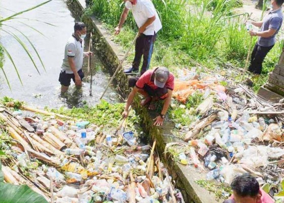 Nusabali.com - sumber-air-di-petung-tercemar-sampah-plastik