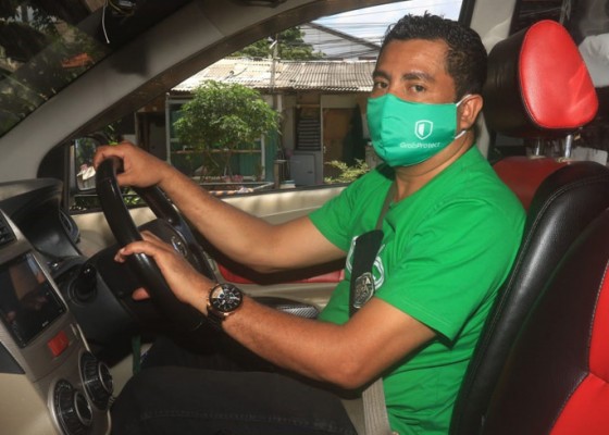 Nusabali.com - cakep-driver-taksi-online-ini-berbagi-kebaikan-di-masa-pandemi