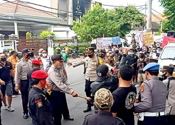 Nusabali.com - demo-mahasiswa-papua-di-denpasar-berakhir-rusuh