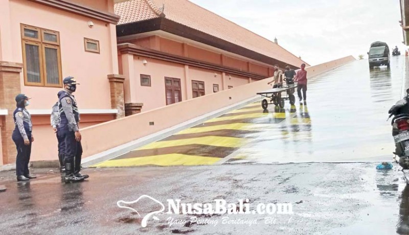 www.nusabali.com-musim-hujan-jalan-menuju-lantai-atas-pasar-banyuasri-tuai-keluhan-karena-licin
