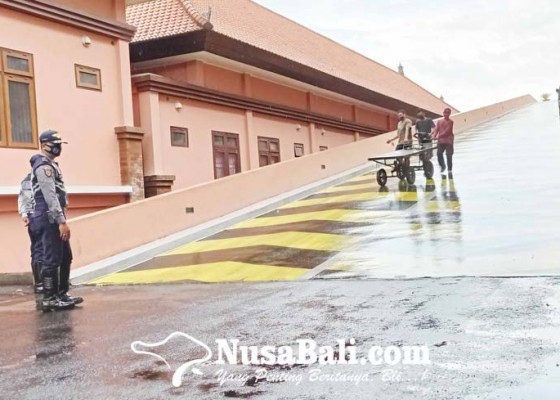Nusabali.com - musim-hujan-jalan-menuju-lantai-atas-pasar-banyuasri-tuai-keluhan-karena-licin
