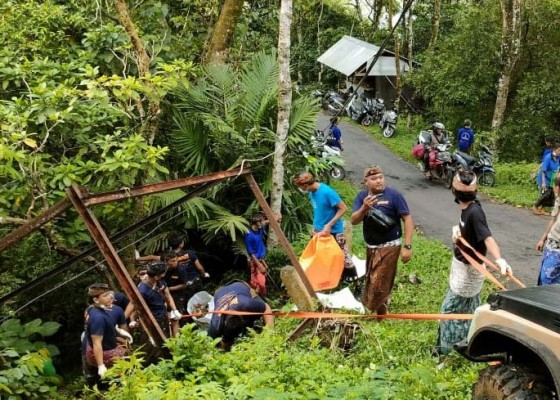 Nusabali.com - komunitas-malu-dong-inisiasi-kegiatan-bersih-sampah-di-pura-lempuyang