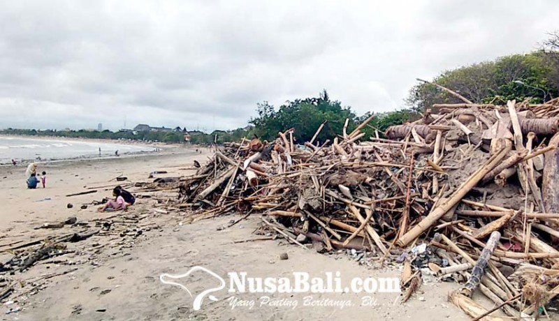 www.nusabali.com-petugas-kumpulkan-30-ton-sampah-kiriman-di-pantai-kuta