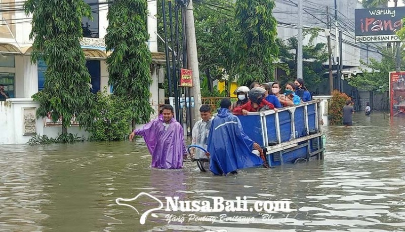 www.nusabali.com-banjir-karyawan-bank-dievakuasi-pakai-gerobak