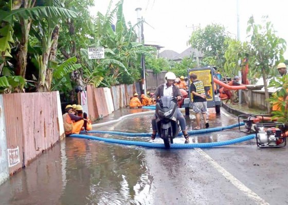 Nusabali.com - dinas-pupr-kerahkan-10-pompa-tangani-banjir