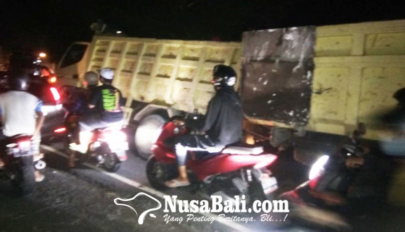 www.nusabali.com-muatan-berat-truk-patah-as-timbulkan-kemacetan-di-singapadu-tengah