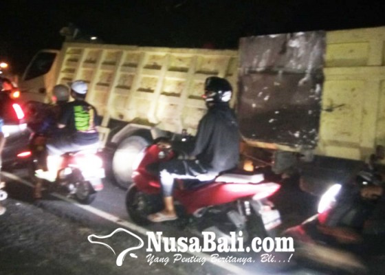 Nusabali.com - muatan-berat-truk-patah-as-timbulkan-kemacetan-di-singapadu-tengah