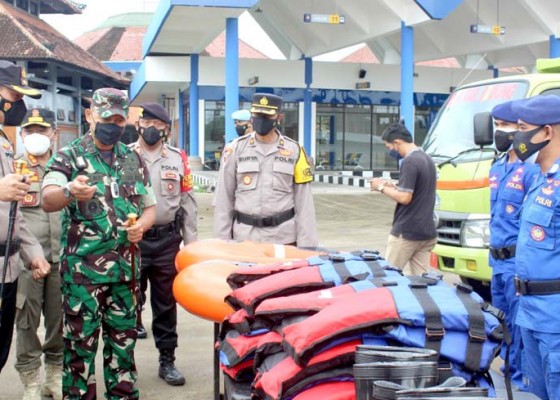 Nusabali.com - polres-badung-kerahkan-150-personel-siaga-bencana