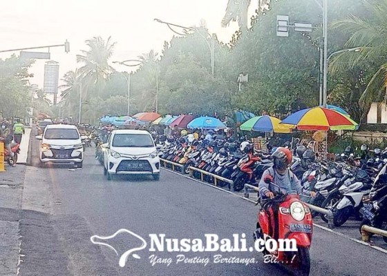 Nusabali.com - 100-pedagang-berjualan-di-lahan-parkir-kawasan-pantai-kuta