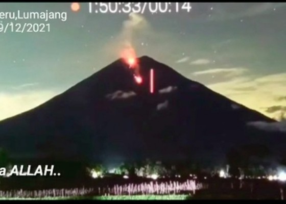 Nusabali.com - penampakan-cahaya-merah-di-gunung-semeru-lumajang-viral-di-media-sosial