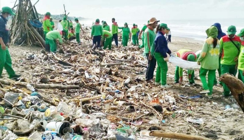 www.nusabali.com-sampah-kiriman-di-pantai-berawa-diperkirakan-capai-400-ton