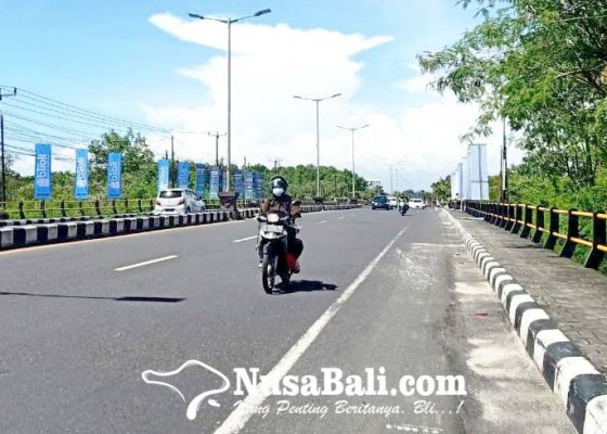 Nusabali.com - baliho-menjamur-di-jalan-by-pass-ngurah-rai