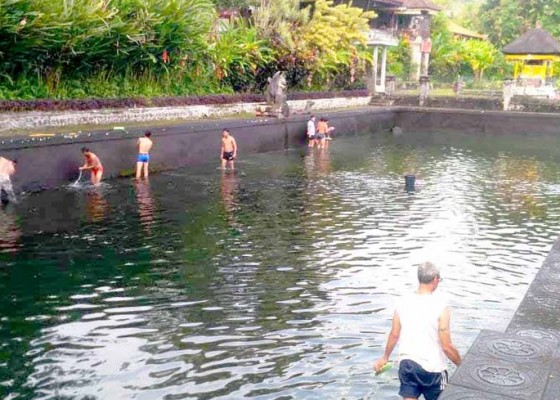 Nusabali.com - kolam-tirta-gangga-dikuras-layanan-air-bersih-terganggu