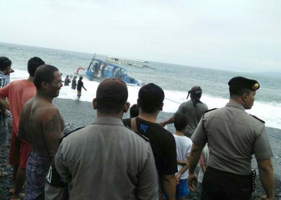 Nusabali.com - dihantam-gelombang-perahu-tenggelam