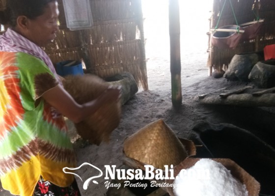 Nusabali.com - cuaca-buruk-petani-garam-di-klungkung-meringis
