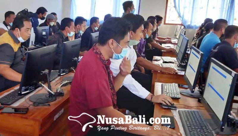 www.nusabali.com-sejumlah-peserta-gelagapan-hadapi-komputer