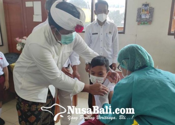 Nusabali.com - bupati-sedana-arta-tinjau-vaksinasi-di-sdn-2-kawan