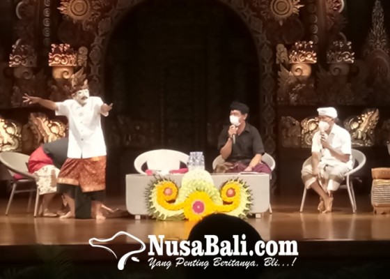 Nusabali.com - metaksu-budayawan-i-made-bandem-menari-topeng-arsa-wijaya-dalam-sebuah-seminar