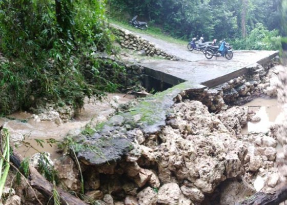 Nusabali.com - diterjang-banjir-objek-wisata-temeling-rusak-parah