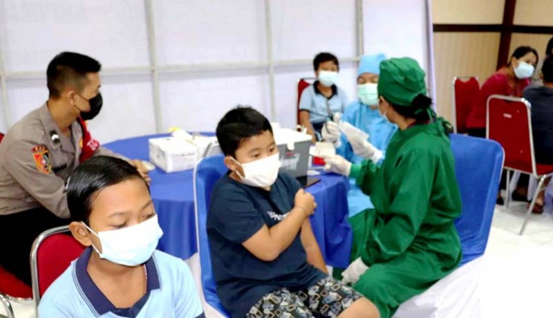 www.nusabali.com-ratusan-anak-divaksin-di-gerai-vaksin-polres-buleleng