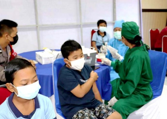 Nusabali.com - ratusan-anak-divaksin-di-gerai-vaksin-polres-buleleng