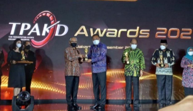 www.nusabali.com-gianyar-raih-tpakd-award-dari-ojk