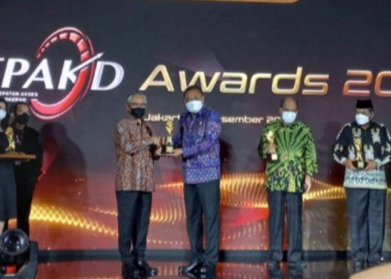 Nusabali.com - gianyar-raih-tpakd-award-dari-ojk