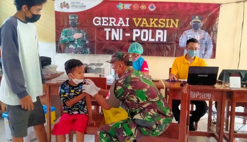 www.nusabali.com-tni-dan-polri-tuntaskan-vaksinasi-siswa-sd