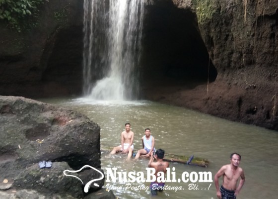 Nusabali.com - jelang-nataru-kunjungan-wisatawan-di-suwat-waterfall-meningkat