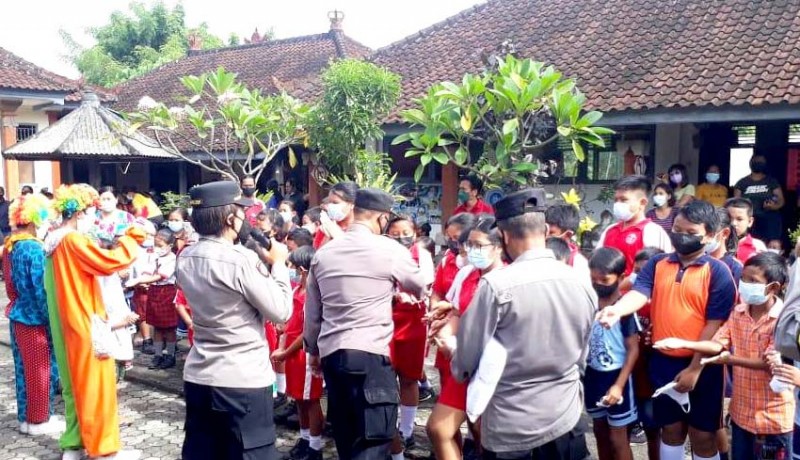 www.nusabali.com-vaksinasi-anak-di-kecamatan-selemadeg-timur-hadirkan-badut