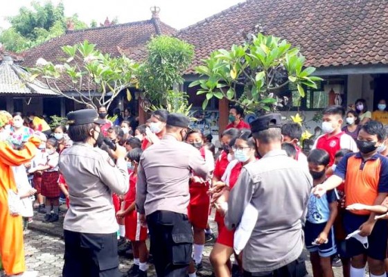 Nusabali.com - vaksinasi-anak-di-kecamatan-selemadeg-timur-hadirkan-badut