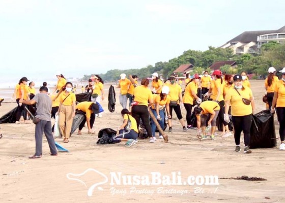 Nusabali.com - hari-ibu-pkk-legian-kaja-bersihkan-sampah-kiriman-di-pantai-legian