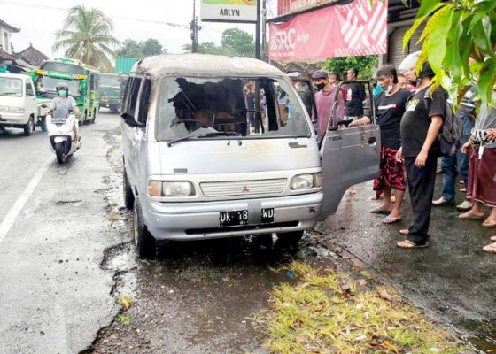 Nusabali.com - mobil-carry-mendadak-terbakar-sopir-dan-penumpang-selamat