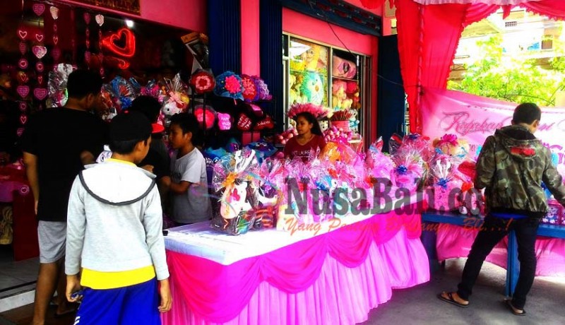 www.nusabali.com-valentine-berkah-bagi-penjual-bunga-dan-boneka