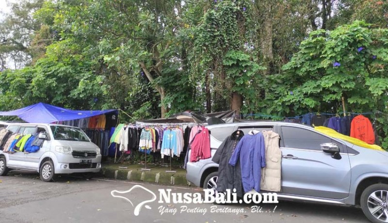 www.nusabali.com-pedagang-pakaian-jualan-di-trotoar-depan-kantor-camat-kintamani