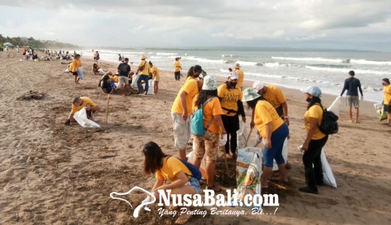 www.nusabali.com-pegiat-lingkungan-bersihkan-sampah-plastik-di-pantai-legian