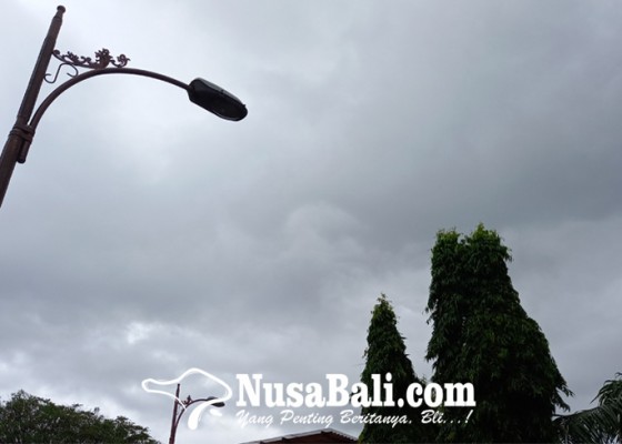 Nusabali.com - malam-tahun-baru-di-bali-diperkirakan-hujan-waspada-banjir-rob