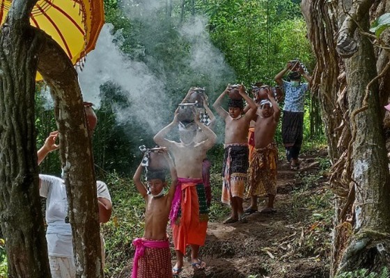 Nusabali.com - desa-adat-suwat-gelar-ritual-mendak-tirta-untuk-netralkan-aura-negatif