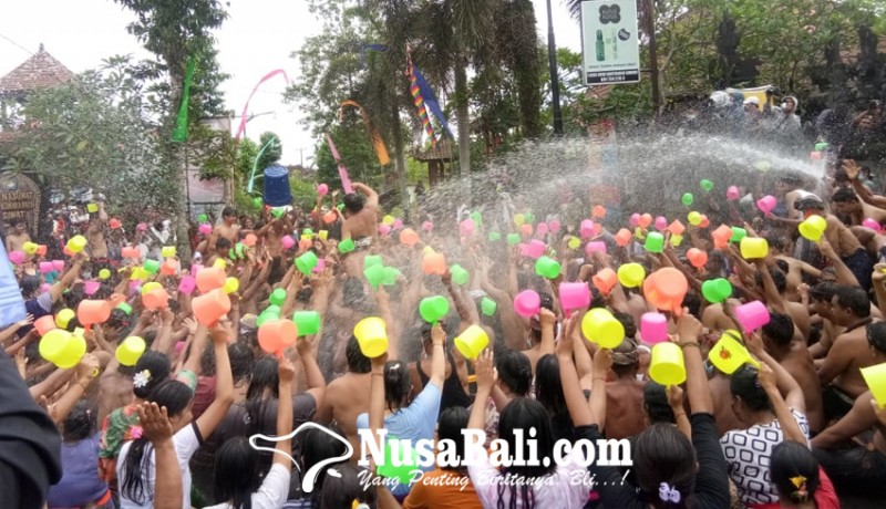 www.nusabali.com-tawa-dan-suka-cita-warnai-perang-air-festival-air-suwat-gianyar
