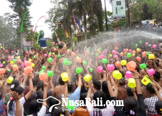 Nusabali.com - tawa-dan-suka-cita-warnai-perang-air-festival-air-suwat-gianyar