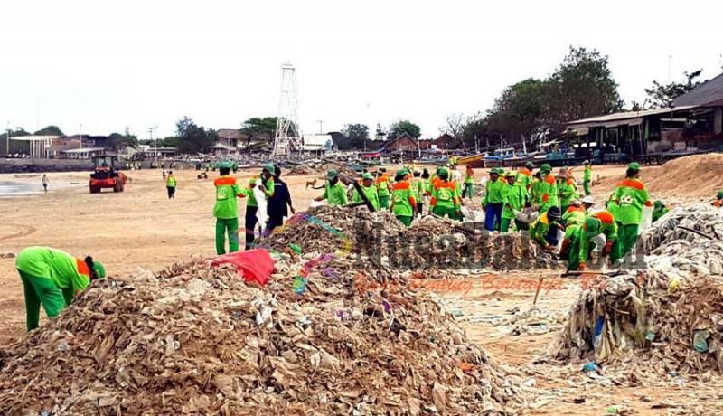 www.nusabali.com-700-personel-dlhk-bersihkan-75-ton-sampah-plastik-di-pantai