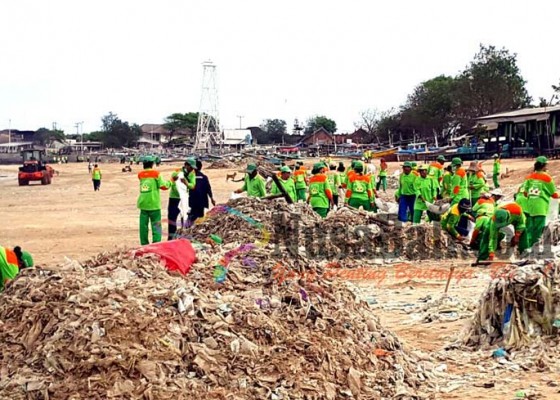 Nusabali.com - 700-personel-dlhk-bersihkan-75-ton-sampah-plastik-di-pantai