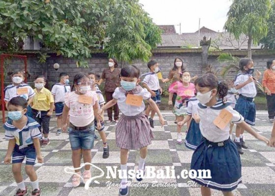 Nusabali.com - siswa-tk-negeri-pembina-karangasem-tak-punya-seragam